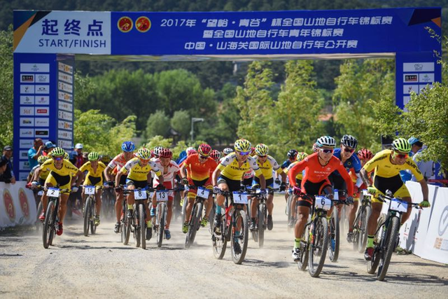 自行车山地赛选手成功卫冕