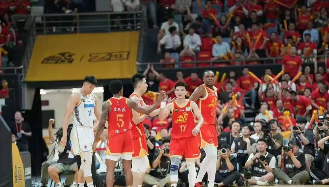 孙铭徽21分广厦胜浙江林庭谦32分天津胜四川(广厦孙铭徽身高多少)