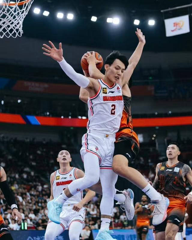 胡明轩对阵荷兰，得到13分1篮板2抢断的简单介绍