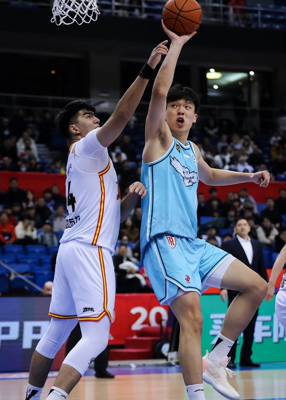 杨瀚森签约NBA年薪442万，上缴篮协+青岛后剩200万，比姚