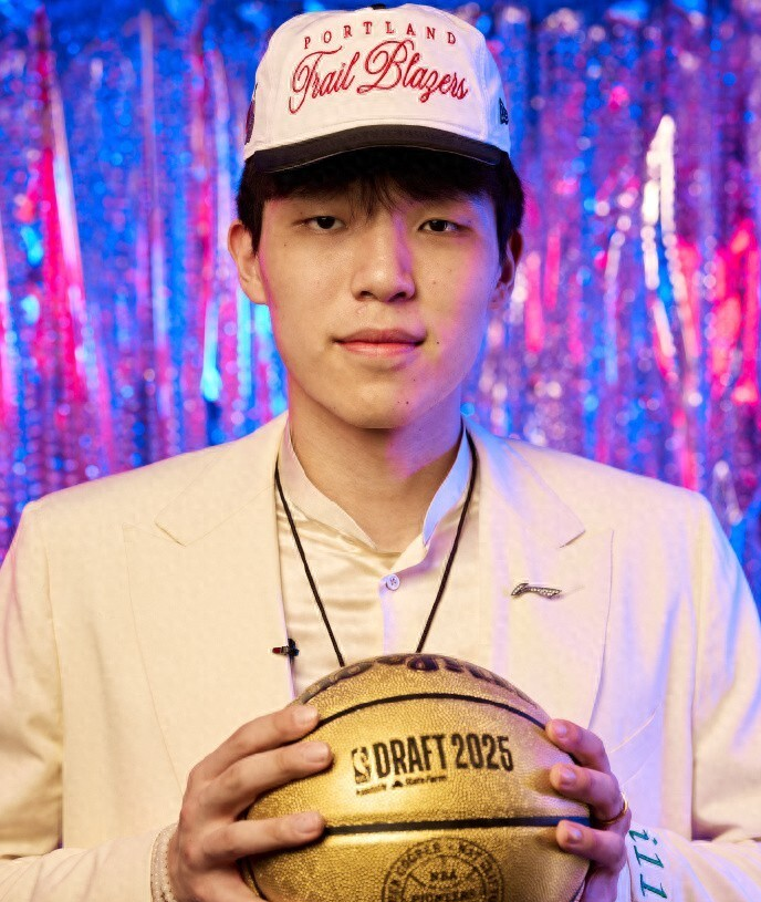 杨瀚森签约NBA年薪442万，上缴篮协+青岛后剩200万，比姚