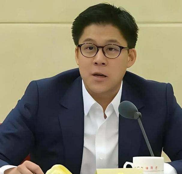 包含21岁中国香港球员仅两天遭解约中甲俱乐部考虑因辱骂中国球迷的词条