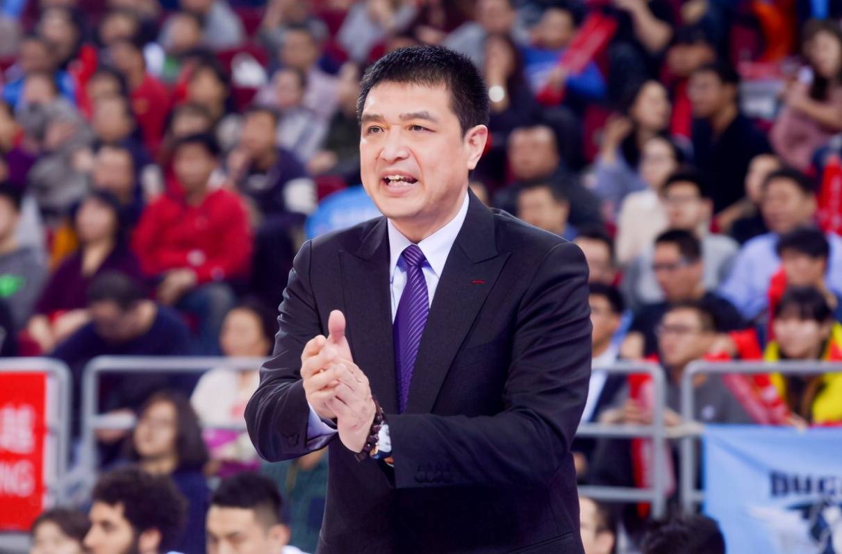 闵鹿蕾因个人原因辞职聘请张庆鹏担任主教练