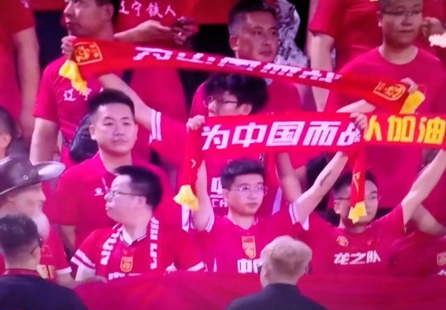 中国台北战神队啦啦队员为球队加油，与球迷互动活跃气氛的简单介绍
