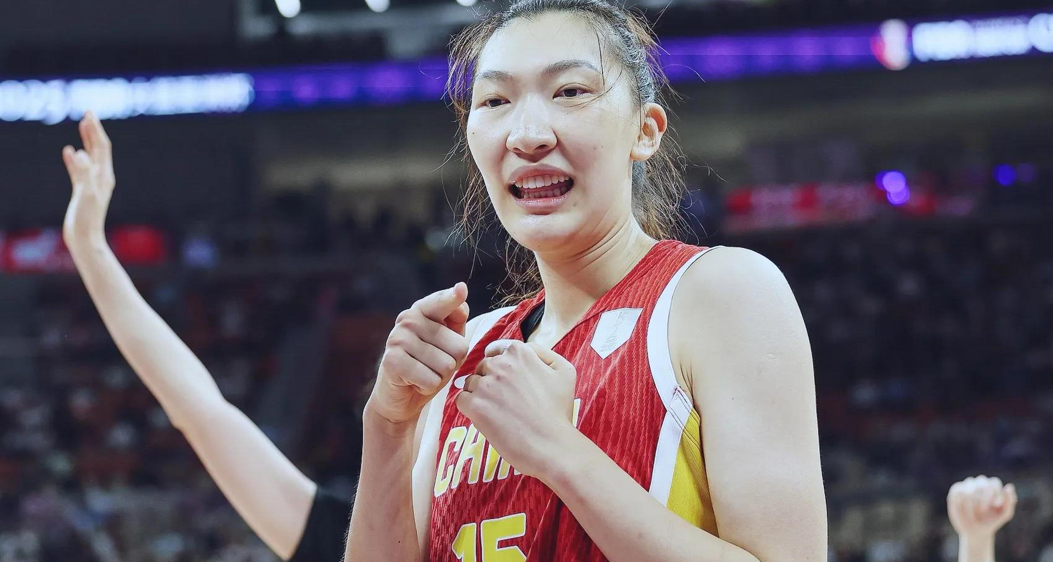 中国女篮狂胜韩国获季军张子宇内线进攻