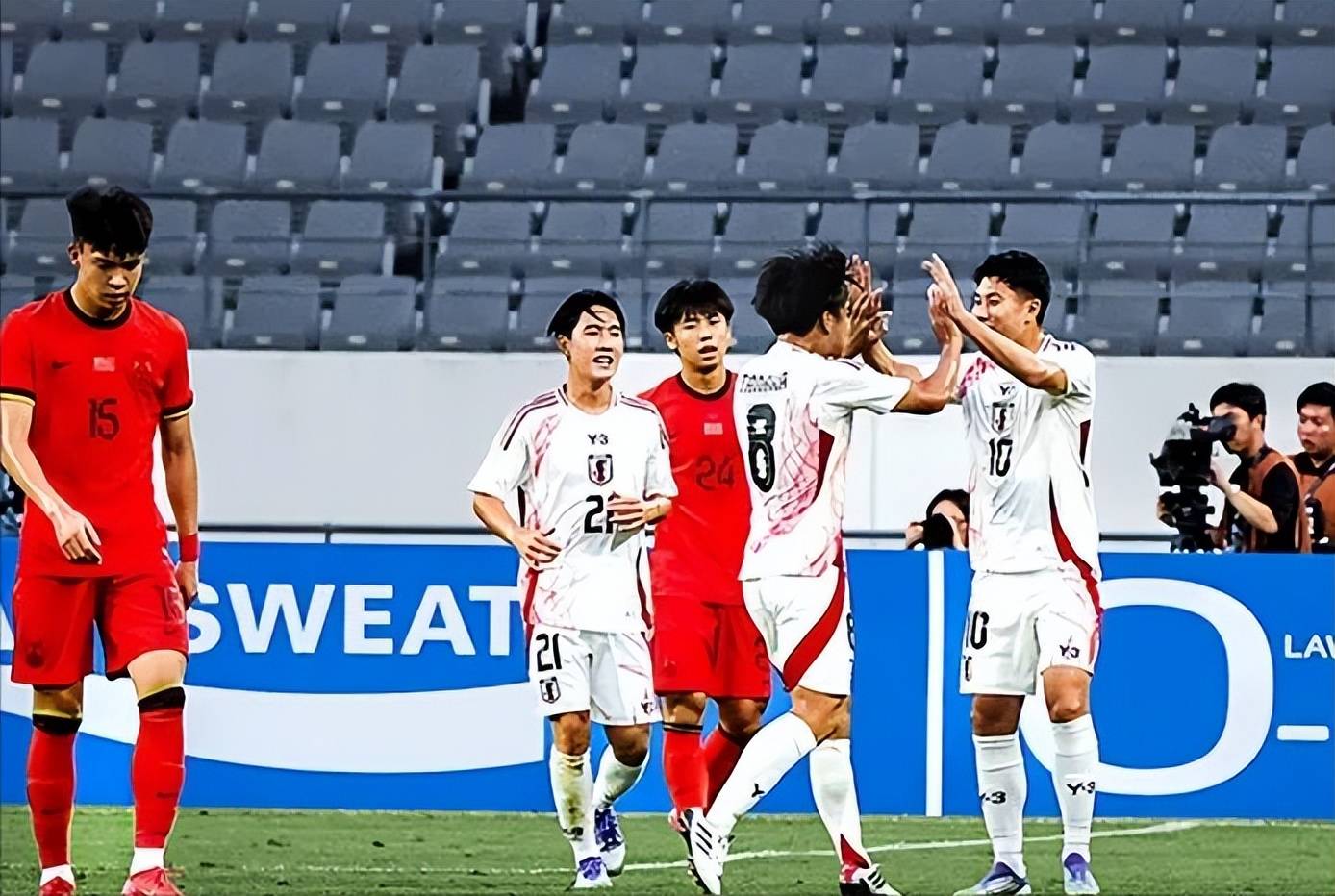 日本1-0韩国！卫冕东亚杯+3次夺冠超国足，30岁混血射手5球夺金靴