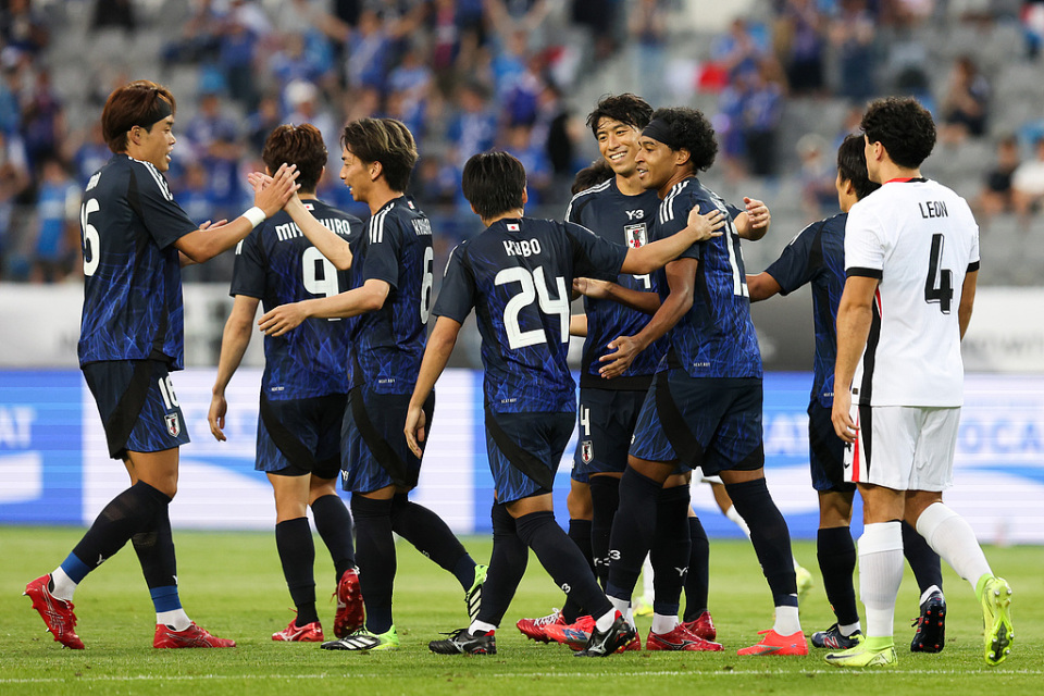 日本1-0韩国！卫冕东亚杯+3次夺冠超国足，30岁混血射手5球夺金靴